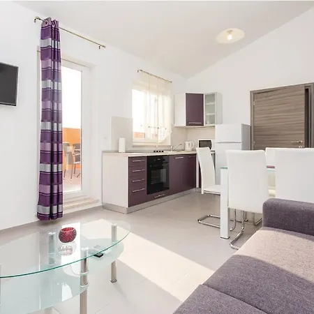 Sun Apartment *